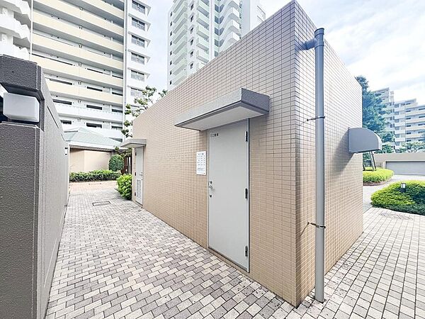 ゴミ置場が敷地内に設置され、住民が便利に利用できるよう配慮されています。管理が行き届いており、清潔に保たれているため、安心して快適に利用できる環境が整っています。