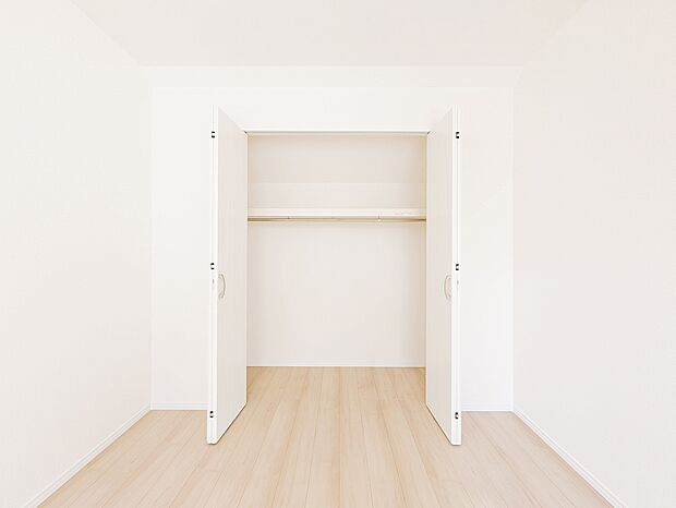 部屋の横幅いっぱいに設けた大型クローゼットで、衣類をすっきり収納。室内を広々と使えます。