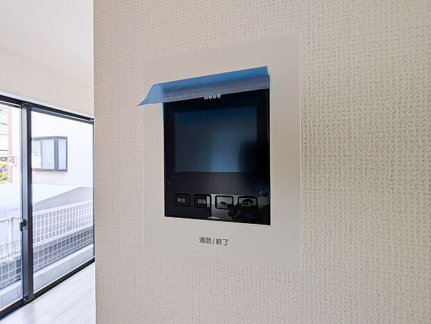 訪問者の姿を室内から確認できるTVモニター付きインターホン。一人の時も安心です。