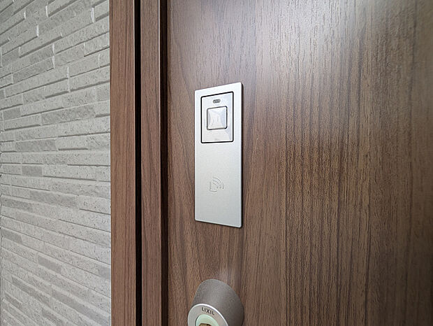 荷物が多い日やお子様を抱っこしている時でも、スムーズに開閉できるスマートキーを採用しています。