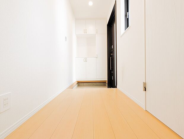 壁一面のシューズボックスは、家族全員の靴をすっきり収納。美しい玄関を保てます。