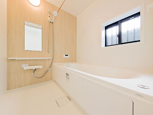 高さを好きに調整できるスライド式シャワーや、換気や採光に優れた窓を配置。一日の疲れを癒せる空間です。