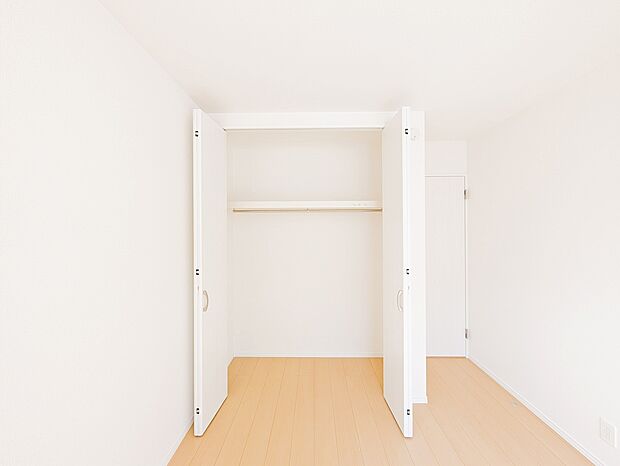 部屋の横幅いっぱいに設けた大型クローゼットで、衣類をすっきり収納。室内を広々と使えます。