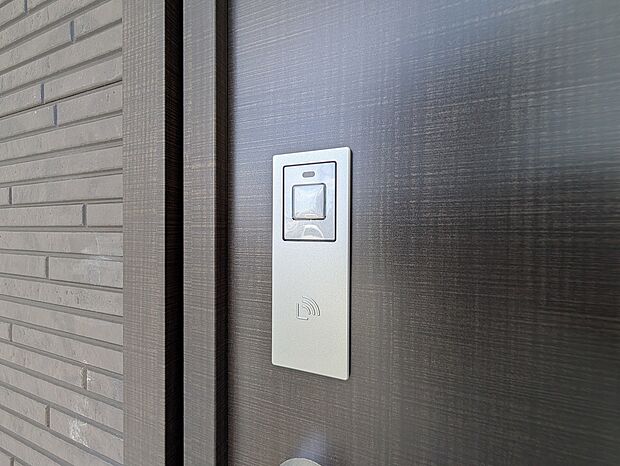 荷物が多い日やお子様を抱っこしている時でも、スムーズに開閉できるスマートキーを採用しています。