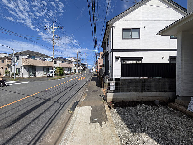 見通しが良く幅にゆとりのある前面道路。歩道の幅もしっかり確保されているため、お子様の移動も安心です。