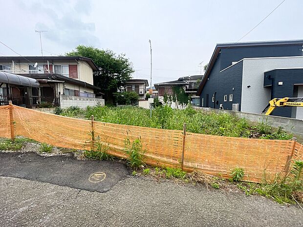現在はオレンジの安全ネットに囲まれた、着工を控えるのびやかな平坦地。ここから最新のZEH水準をクリアしたモダンな邸宅への建築が始まります。周囲に高い建物がなく、青空を広く感じられる開放的な分譲地です。