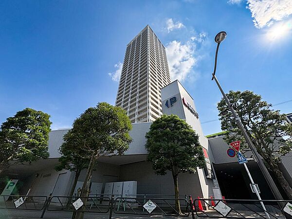 買い物便利な西友が足元に。青空にまっすぐ伸びるスタイリッシュな外観が魅力のタワーマンション。