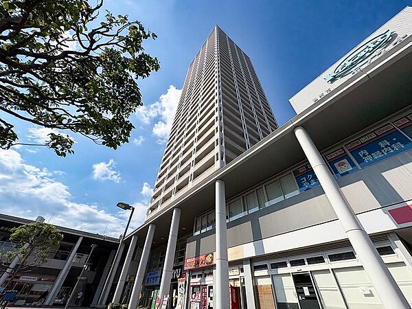 青空に美しく映えるスタイリッシュな佇まい。多彩な店舗が身近に揃う、賑わいと利便性が自慢の好立地。