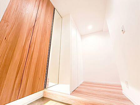 お出かけ前の全身チェックがスムーズに行える便利な姿見鏡を配置!