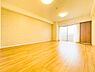 リビング/ダイニング：住まいには気付きがあり、住まうごとに様々な角度から違う顔を見せてくれます。新生活は小さな発見の連続です。お洒落なアクセントクロスも◎2026/6/26撮影