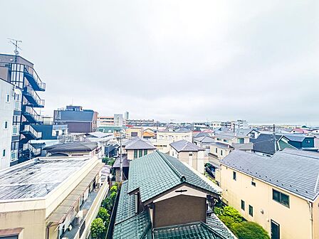 4階ならではの爽快な眺望が臨めます。お天気の良い日には、青空が広がります。2026/6/26撮影