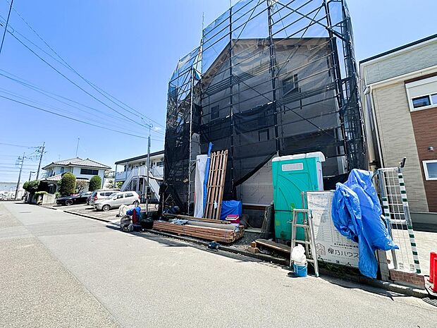 食洗機・浴室乾燥機・浴室TV・宅配ボックスなど、暮らしにうれしい設備を随所に採用。建築工事が進むこの場所に、家事の負担を軽くし、家族の時間を豊かにする新築4LDKが誕生します。
