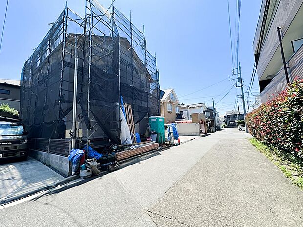 地盤保証20年を備え、長く安心して暮らせる住まいを目指して丁寧に建築中です。18帖のLDKや豊富な収納、充実した住宅設備が魅力。家族のこれからを心地よく包み込む新築邸宅です。