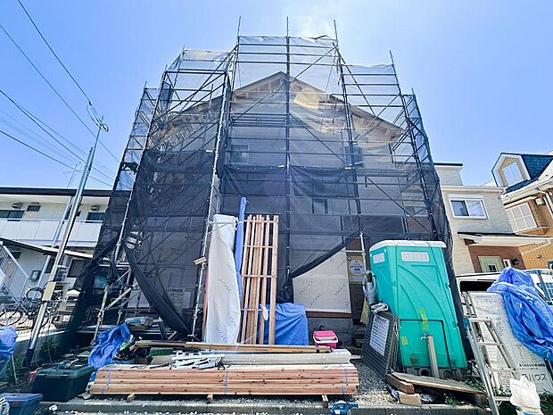 青空に映える、完成が待ち遠しい新築邸宅。18帖のLDKでは、家族団らんや友人とのホームパーティーも楽しめます。暮らしを豊かにする先進設備を備えた、こだわりの4LDKです。