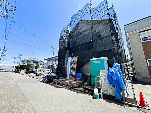 建物の形が見え始め、完成への期待が高まる現地。ゆとりある4LDKに、食洗機や浴室乾燥機、浴室TVなど便利な設備を搭載。毎日の家事時間を短縮し、家族との時間を大切にできる住まいです。