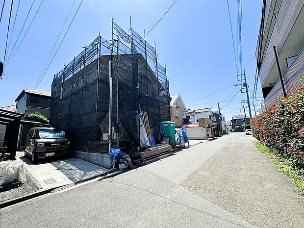 陽光に包まれながら建築が進む、東大和市中央の新邸。完成後は18帖の開放的なLDKと4つの居室が、家族それぞれの心地よい居場所に。新しい暮らしを思い描きたくなる一邸です。