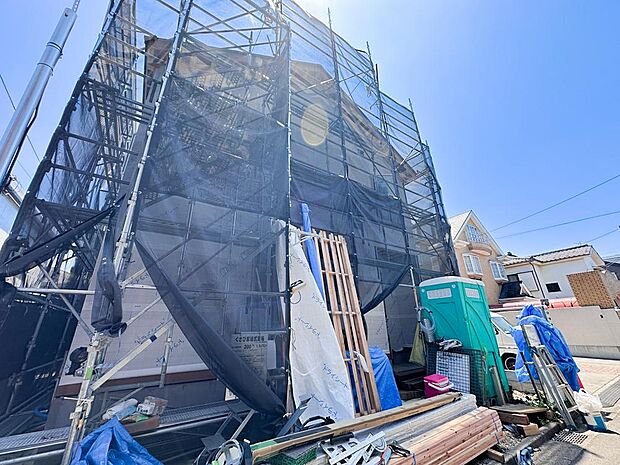 建築中だからこそ、新生活を思い描く楽しみが膨らむ現地。ゆったり過ごせる18帖LDKと、家族それぞれの個室を確保できる4LDK設計。収納も豊富で、すっきり心地よく暮らせます。