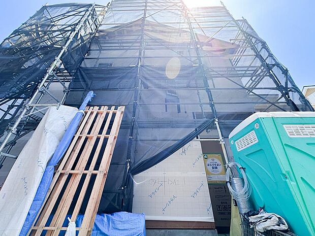 前面道路は約6mのゆとりがあり、開放感を感じられる現地です。完成後は18帖LDKを備えた4LDKの住まいに。駐車スペースも確保され、車でのお出かけや毎日の買い物も快適に楽しめます。