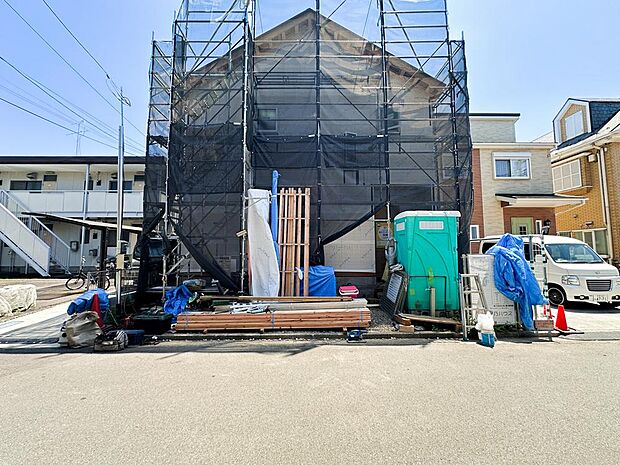 現地では着々と工事が進み、新たな暮らしの舞台が形になり始めています。18帖LDKを備えた4LDKに、食洗機や宅配ボックスなどを標準装備。忙しい毎日にもゆとりを生み出します。