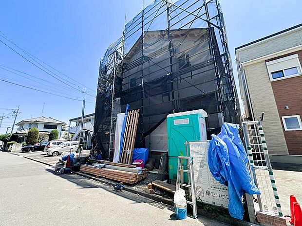 家族で囲む食卓、ソファでくつろぐ休日。そんな日常が思い浮かぶ18帖の広々LDKが魅力です。浴室TVや食洗機、電動シャッターなど、毎日の暮らしを快適に彩る設備も充実しています。