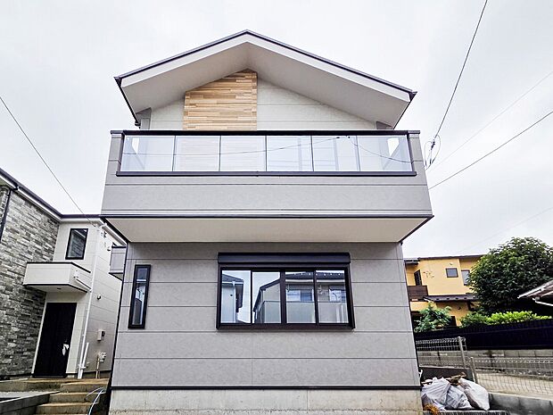 シンプルモダンな外観が魅力の建売住宅。飽きのこないデザインが特徴で、どんなインテリアにもマッチし、周辺の街並みにも自然と溶け込みます。上品な外観が、帰宅するたびにほっとする空間を演出してくれます。