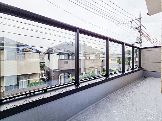 広々なバルコニーは、日当たりが良く、洗濯物がすっきりと乾きやすいのが魅力です。風通しも良いため、毎日のお洗濯が快適に進み、家事の負担が軽減されます。自然の風を感じながら、清々しいひとときを過ごせます。