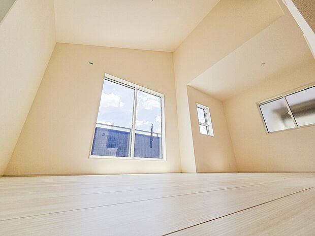 勾配天井のあるお部屋は、天井の高さを活かして開放感を感じられる設計が特徴です。空間を広々と感じられるだけでなく、採光性が高まり、自然光がたっぷり差し込む明るい住まいです。