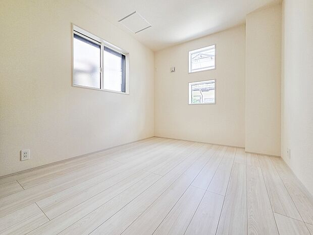 広々な子供部屋は、のびのびと過ごせる空間が魅力です。明るい日差しが差し込み、遊びや勉強に集中できる居心地の良い環境となります。お子さまの成長に合わせたレイアウト変更もしやすく、収納も充実しています。