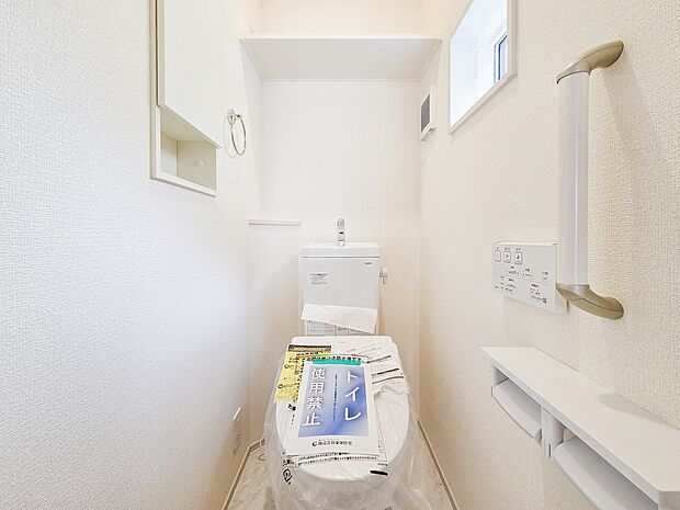清潔感が漂う新築のトイレ。シンプルながらも機能的な設計がされており、使いやすさが魅力です。広めのスペースが心地よさを感じさせ、毎日の生活を快適にサポートしてくれます。