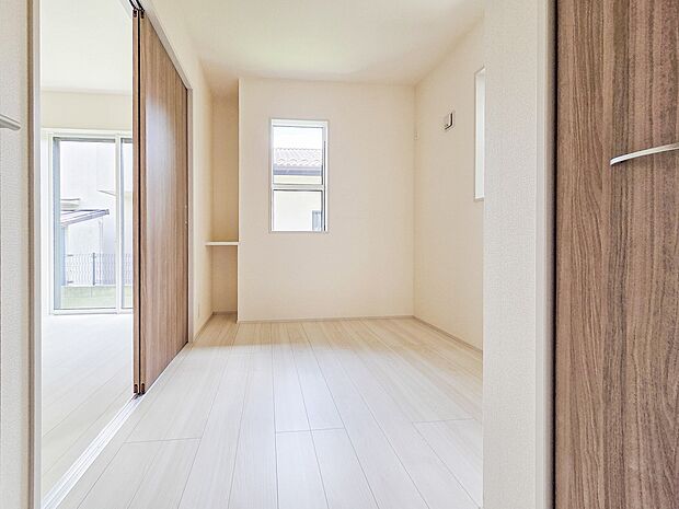 明るく開放的な居室は、ゆったりとした空間でリラックスできる場所です。広々とした設計と快適な環境が整っており、心地よく過ごせる毎日をサポートしてくれます。