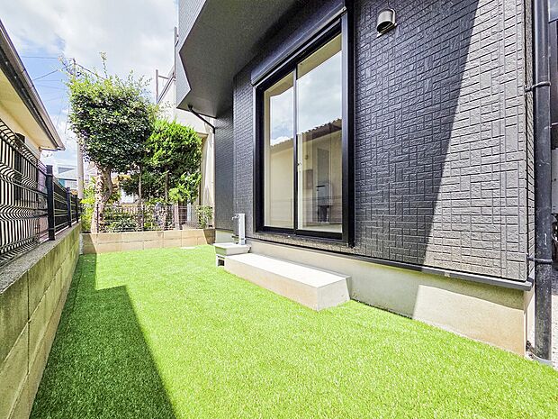 ゆったりとしたお庭は、植物を育てたり、リラックスした時間を楽しむのにぴったりの空間です。外でのひとときが心地よく、穏やかな時間が流れる場所が広がっています。家族みんながリラックスできるお庭です。