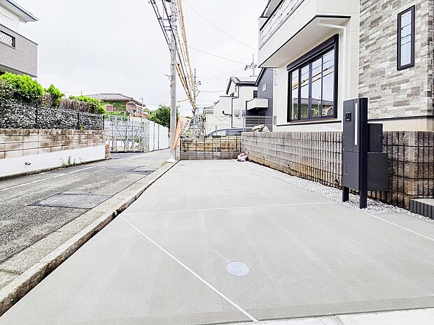 敷地内に駐車場があるため、車の移動がスムーズに行え、日常の外出が便利です。安心して利用できる駐車場です。