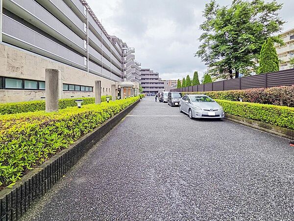 落ち着いた佇まいが魅力のマンションで、帰宅するたびにほっとする安らぎが感じられます。高級感と清潔感が漂う外観が、暮らしに彩りを添えてくれる住まいです。