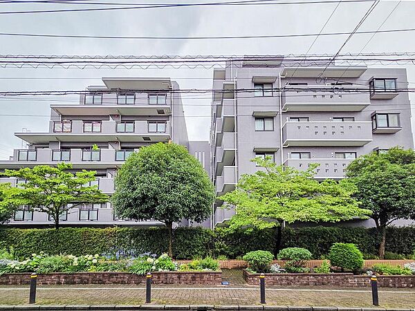 存在感のある外観が特徴のマンション。落ち着いたデザインとしっかりとした構造が安心感をもたらし、住まいとしての信頼性が感じられる美しい造りです。