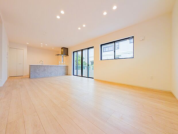大きな窓から差し込む光が、部屋全体を明るく照らします。家族皆が自然と集まる心地よいリビングです。