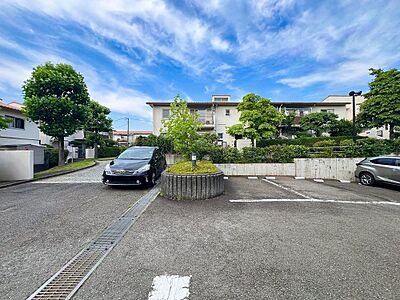 外観:現地(2025年6月)撮影。閑静な住宅街に位置するため、安心して暮らせる穏やかな住まいです。喧騒から離れ、日々の生活が心地よく、休日には家族や友人とゆったり過ごせる落ち着いた環境が広がっています。 外観:現地(2025年6月)撮影。閑静な住宅街に位置するため、安心して暮らせる穏やかな住まいです。喧騒から離れ、日々の生活が心地よく、休日には家族や友人とゆったり過ごせる落ち着いた環境が広がっています。