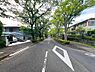 外観：現地（2025年6月）撮影。静かな住宅街に位置しており、騒音を気にせずリラックスした毎日を楽しめます。安心感のある環境が整っているため、小さなお子様がいるご家庭や静かに暮らしたい方にもぴったりの立地です。