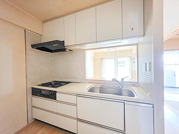 対面式キッチンを採用しており、お料理をしながらリビングや和室まで見渡せます。上下に収納を備えているため調理器具や食品の整理もしやすく、ご家族との会話を楽しみながら家事を行える空間です。