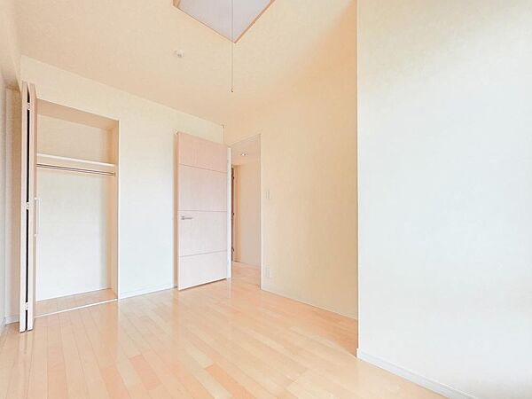収納を備えた居室は主寝室や子ども部屋、書斎などライフスタイルに合わせて活用できます。シンプルな間取りのため家具の配置もしやすく、ご家族それぞれのプライベート空間としてお使いいただけます。