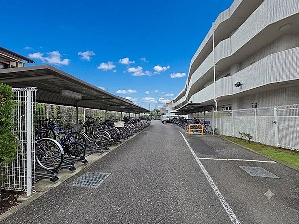 屋根付きの駐輪場が設けられており、大切な自転車を雨風から守ることができます。敷地内はゆとりある配置となっており、日々の出し入れもスムーズです。管理の行き届いた共用部からも良好な管理体制がうかがえます。