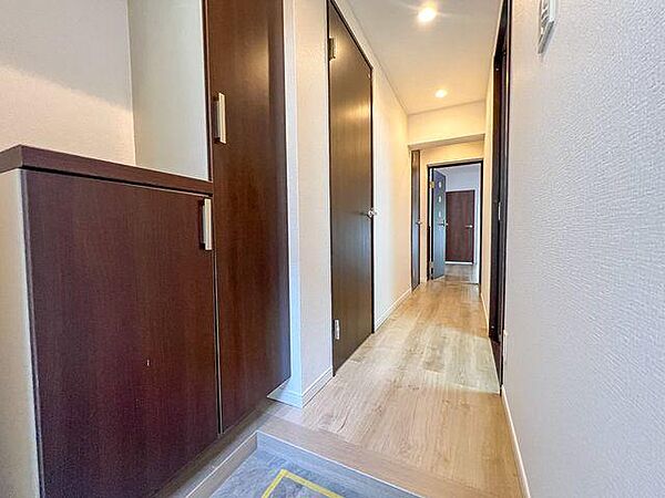 新規上張りされたフロアタイルが美しく、ダークブラウンの建具とのコントラストが落ち着いた気品を演出します。