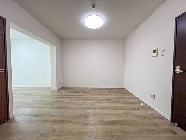 隣の部屋との一体感を持たせることで、実寸以上の広がりを感じられる開放的なLDK。