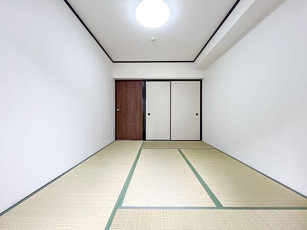 リビングに隣接する和室は、お子様のプレイスペースやお昼寝、来客用の客間としても大活躍する万能なお部屋。