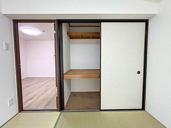 上下に分かれたゆとりある押入れ収納は、かさばるお布団やスーツケース、季節物の扇風機などもスッキリ収まります。