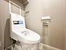 トイレ：吊戸棚が設置されているためトイレットペーパーのストックや、掃除用品の収納に困りません