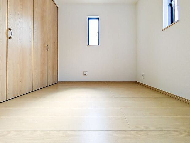 二面採光で明るく風通しの良いお部屋です。癖のないシンプルな内装で家具のレイアウトも合わせやすいです。