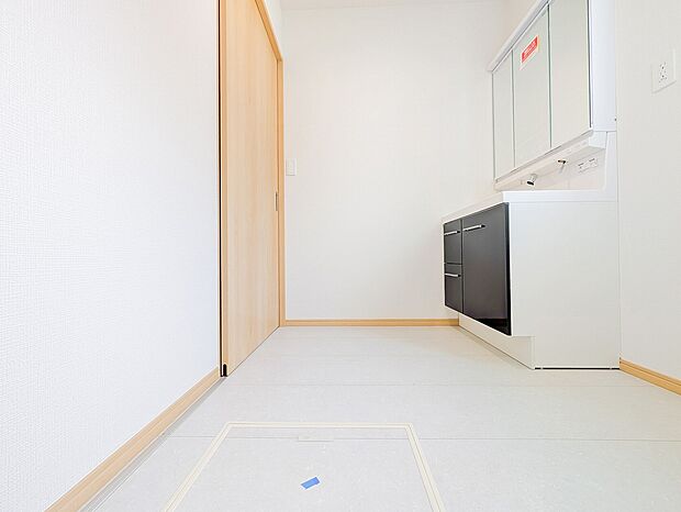 大きな三面鏡の裏側だけでなく、洗面台下にも引き出し収納があり、洗剤などのストックもスッキリ隠せます。