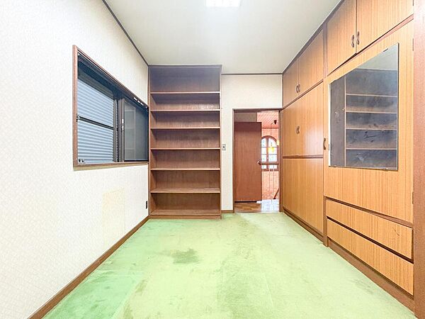 緑のカーペットが心地よい居室。豊富な収納と窓からの光で、お子様の成長に合わせた多目的な空間として活用できます。