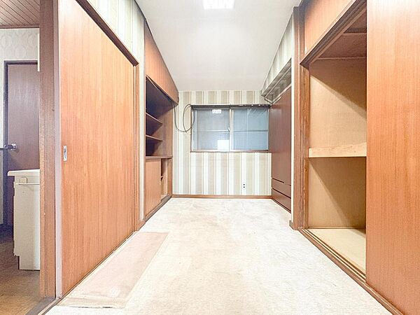 豊富な収納スペースが魅力の居室は、お子様の成長に合わせて多目的に活用可能。家族の荷物もすっきり片付き、快適な暮らしをサポートします。