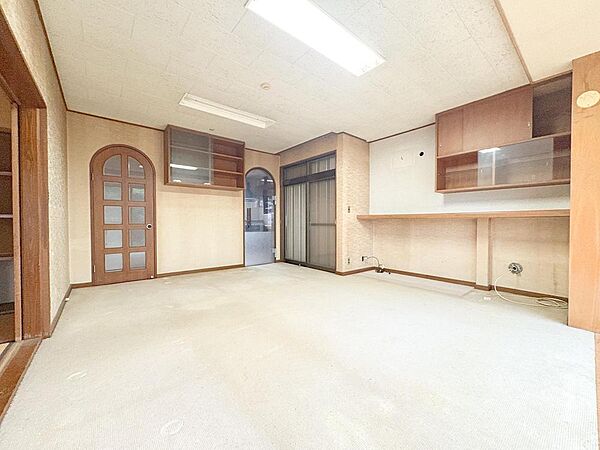お子様の成長に合わせて間仕切りも可能な広々とした空間です。家族の趣味や学習スペースなど、多様な使い方が広がる居室です。